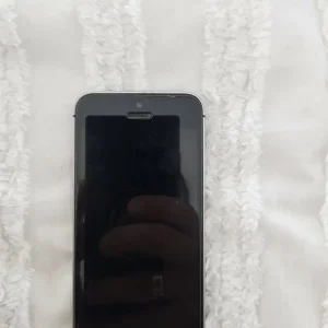 Apple iPhone SE 32GB Space Grey (1st Gen) MP822B/A - Unlocked - Image 2