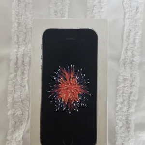 Apple iPhone SE 32GB Space Grey (1st Gen) MP822B/A - Unlocked