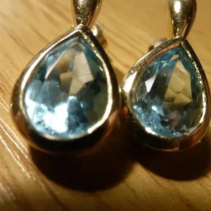 heavy casing on these large 7.1 grams 14ct gold blue topaz earrings + papers - Image 5