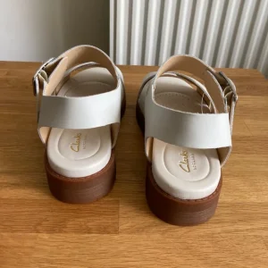 UNWORN LADIES CLARKS SANDALS - Image 3