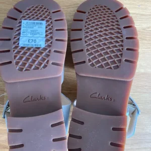 UNWORN LADIES CLARKS SANDALS - Image 4