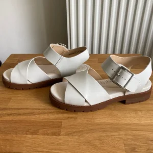 UNWORN LADIES CLARKS SANDALS