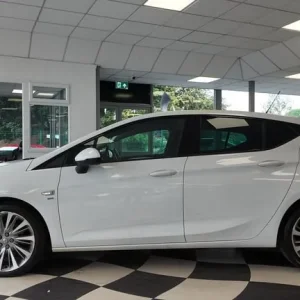 2020 Vauxhall Astra 1.5 Turbo D SRi VX-Line Nav 5-door Manual Diesel - Image 4