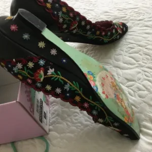 Irregular Shoes - Image 2