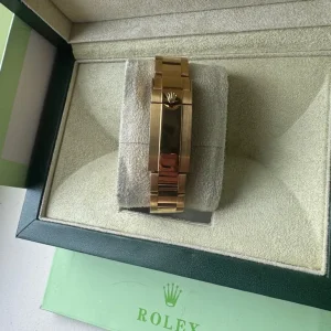 Gold watch - Image 3