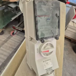 Mennekes 7249UK DUO Interlocked Socket - Image 3