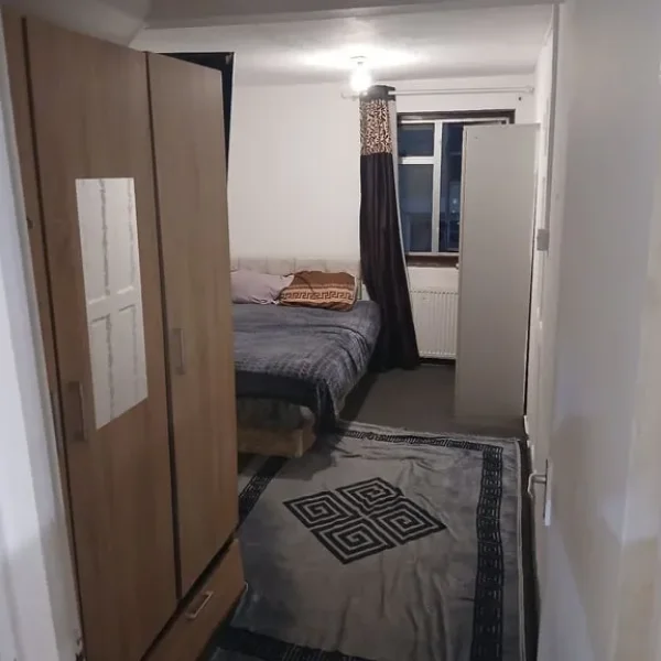 2 Rooms Available on Queens Road