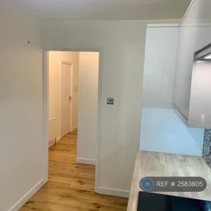 2 bedroom flat in Brixham, Torbay - Image 2