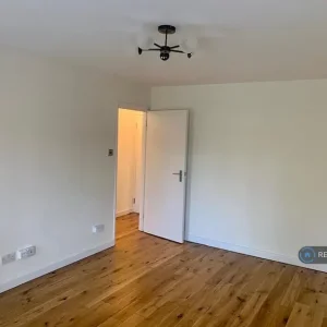 2 bedroom flat in Brixham, Torbay - Image 5