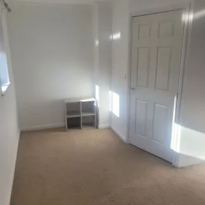 Large bedroom with private garden - Image 2