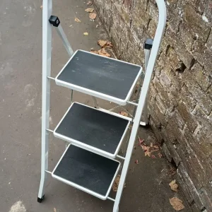 3-step metal step ladder - Image 2