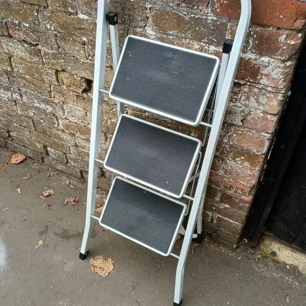 3-step metal step ladder