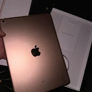 iPad 7th gen 32GB rose gold with box - Image 2