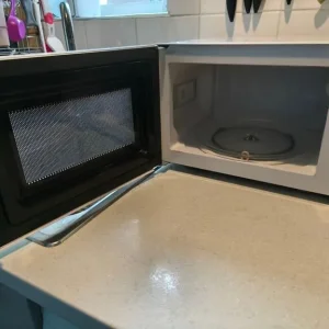 Sainsbury 700W Microwave - Image 2
