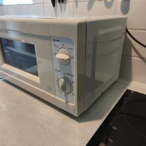 Sainsbury 700W Microwave - Image 3