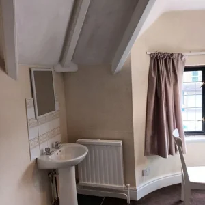 Large single room in a detached house - Image 2