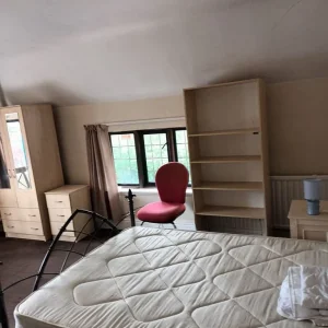 Large single room in a detached house - Image 4