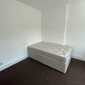 Studio Flat in Church-Gresley, Swadlincote - Image 2