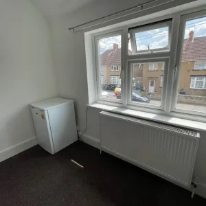 Studio Flat in Church-Gresley, Swadlincote - Image 3