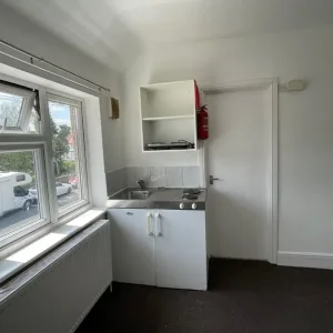 Studio Flat in Church-Gresley, Swadlincote - Image 5