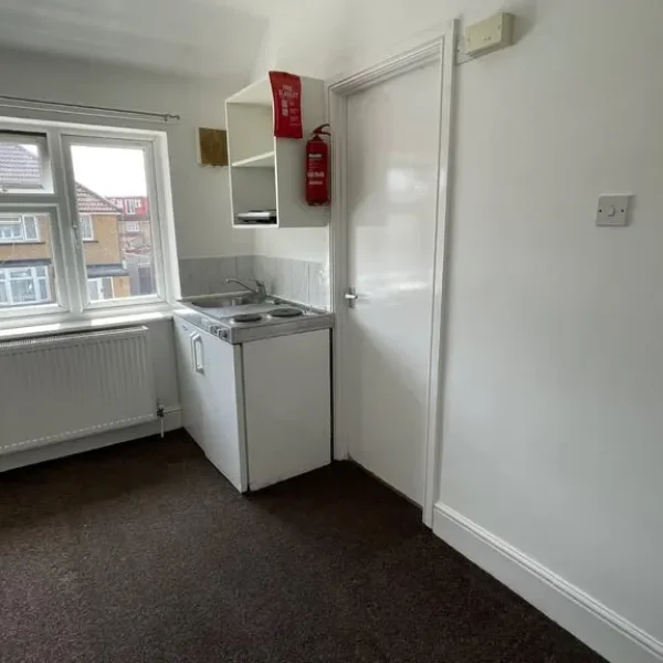 Studio Flat in Church-Gresley, Swadlincote