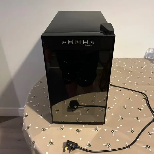 Mini fridge/bar fridge/wine fridge