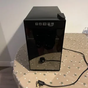 Mini fridge/bar fridge/wine fridge