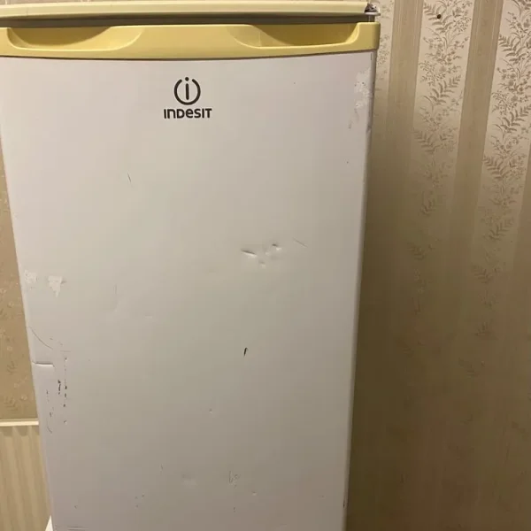 WHITE INDESIT UNDER COUNTER FRIDGE