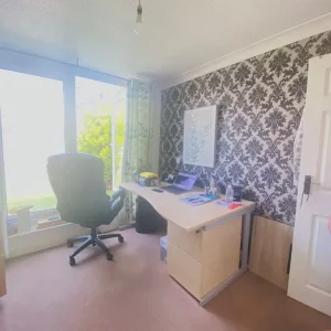 One bedroom in a shared home - Image 2