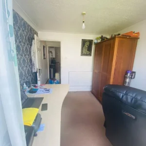 One bedroom in a shared home - Image 3