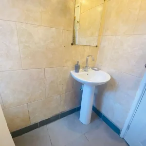 One bedroom in a shared home - Image 7