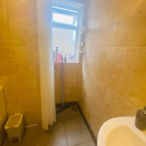 One bedroom in a shared home - Image 8