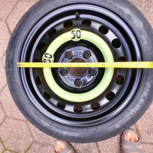 17-inch spare tyre with jack and case - Image 5