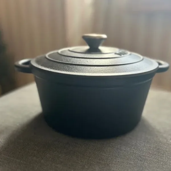 Cast iron pot