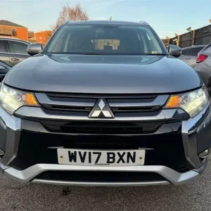 2017 Mitsubishi Outlander 2.0L 4WD SUV with 12kWh battery and all-electric features - Image 4