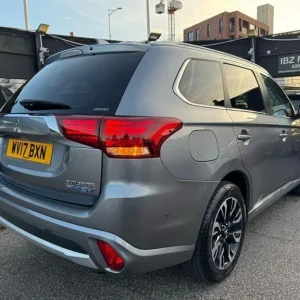 2017 Mitsubishi Outlander 2.0L 4WD SUV with 12kWh battery and all-electric features - Image 5