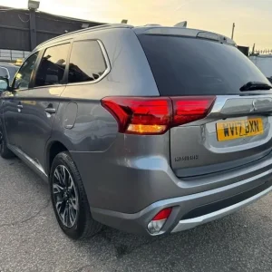 2017 Mitsubishi Outlander 2.0L 4WD SUV with 12kWh battery and all-electric features - Image 6