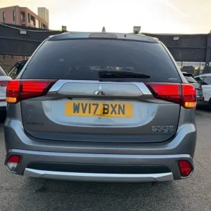 2017 Mitsubishi Outlander 2.0L 4WD SUV with 12kWh battery and all-electric features - Image 7