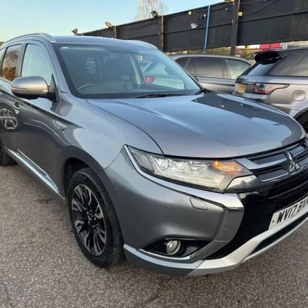 2017 Mitsubishi Outlander 2.0L 4WD SUV with 12kWh battery and all-electric features