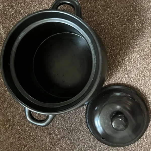 Ceramic casserole pot with lid and handle