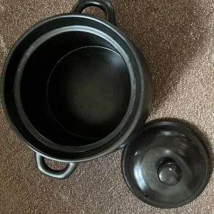 Ceramic casserole pot with lid and handle