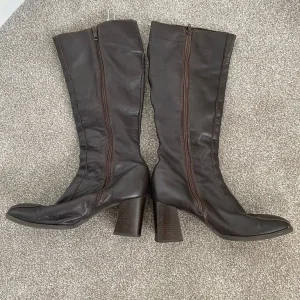 Vintage ladies leather boots – size 40, 6.5 - Image 3