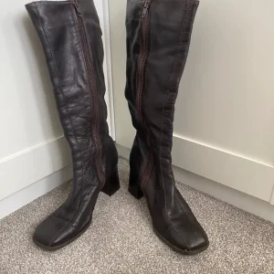 Vintage ladies leather boots – size 40, 6.5 - Image 4