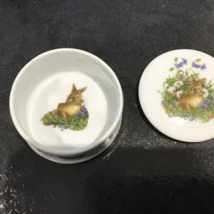 Pretty china pot with lid - Image 2