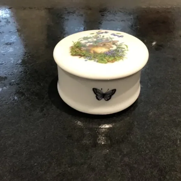 Pretty china pot with lid