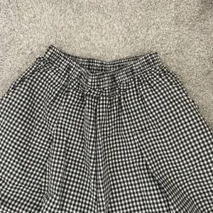 Black & White Gingham Wide-Leg Trousers – Size S, Elastic Waist - Image 3