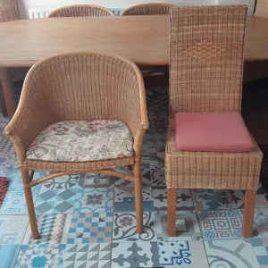 Large oval dining table with 8 rattan chairs - Image 2