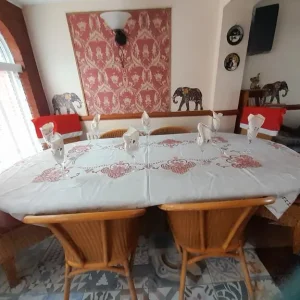 Large oval dining table with 8 rattan chairs - Image 5