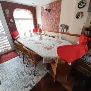 Large oval dining table with 8 rattan chairs - Image 6