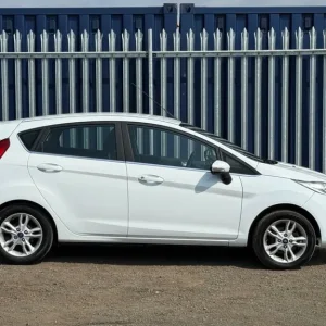 2017 Ford Fiesta 1.25 82 Zetec 5-door hatchback petrol manual - Image 6